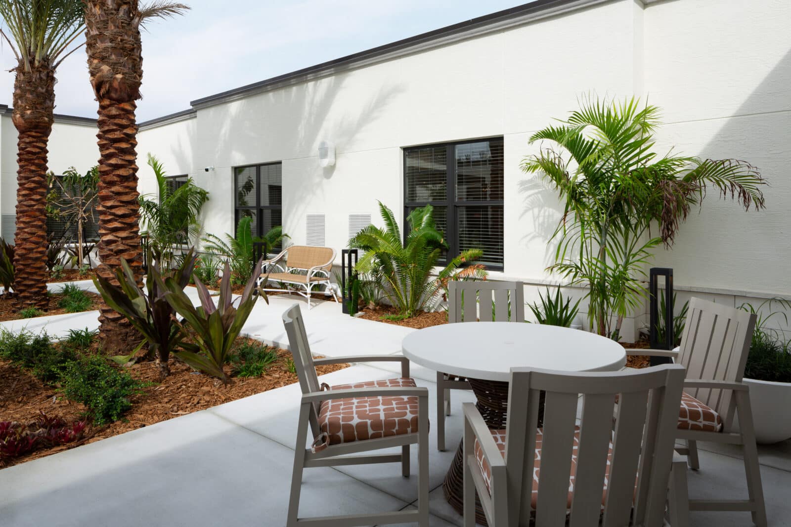 courtyard area at The Palms at Plantation 3