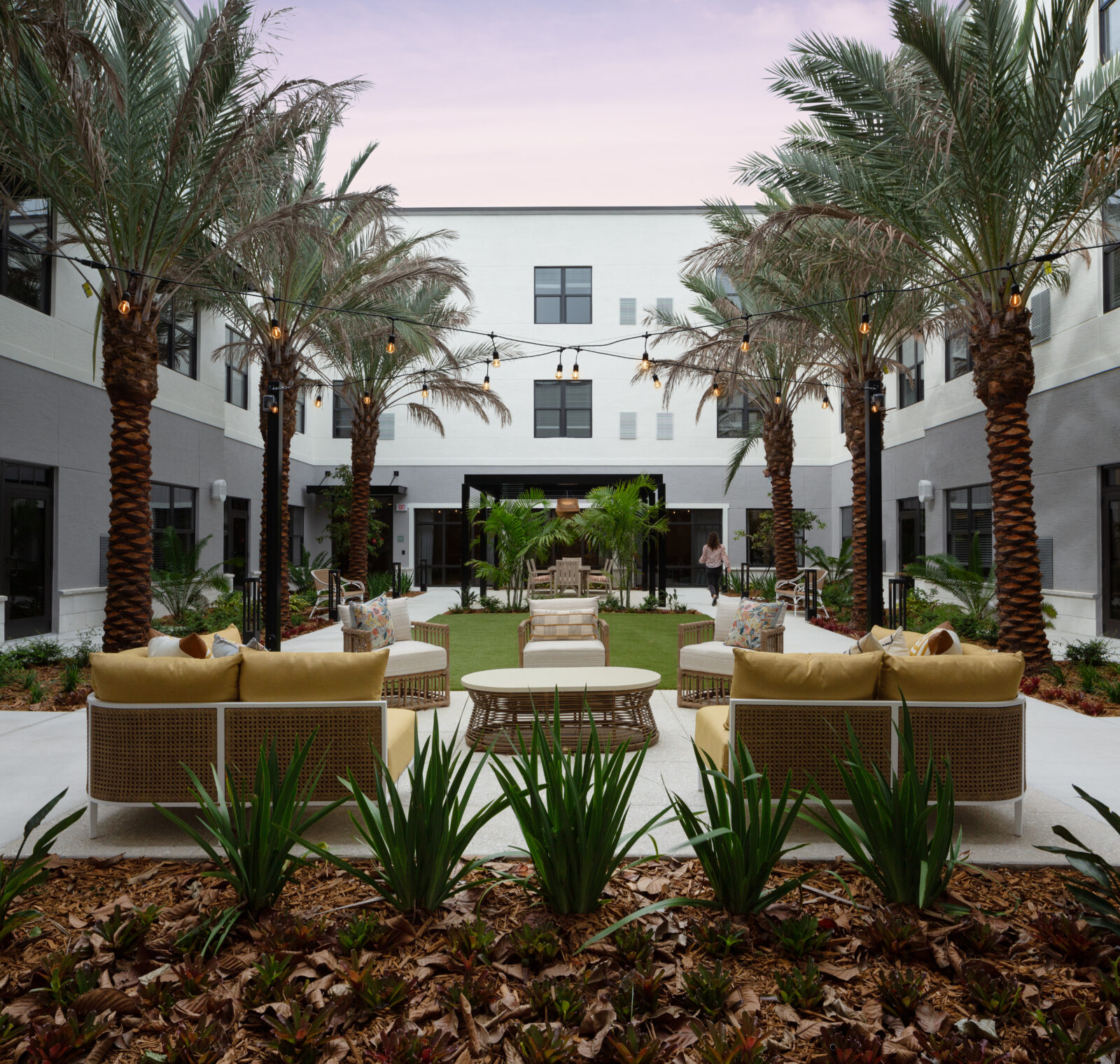 courtyard area at The Palms at Plantation 2