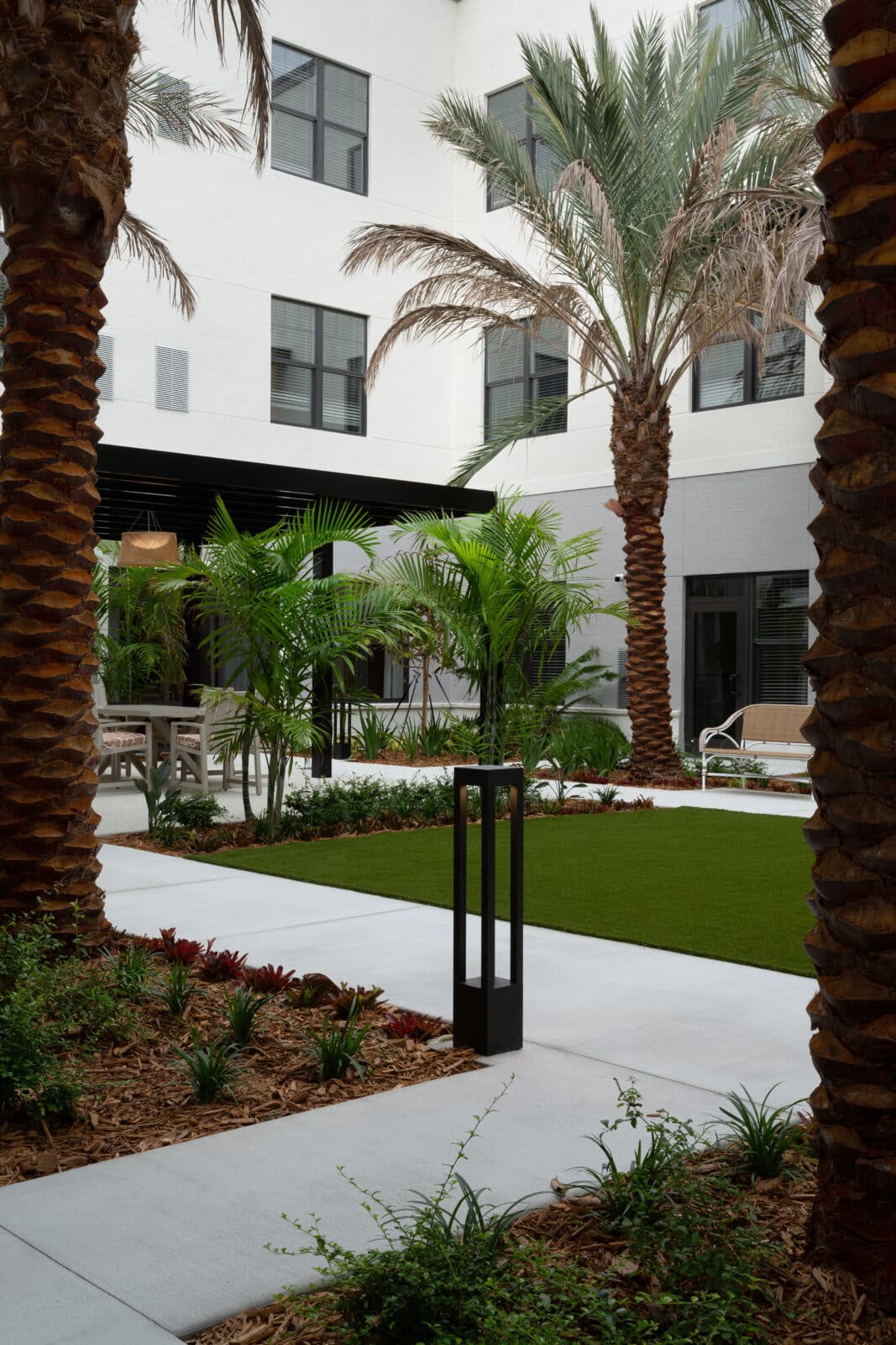 courtyard area at The Palms at Plantation